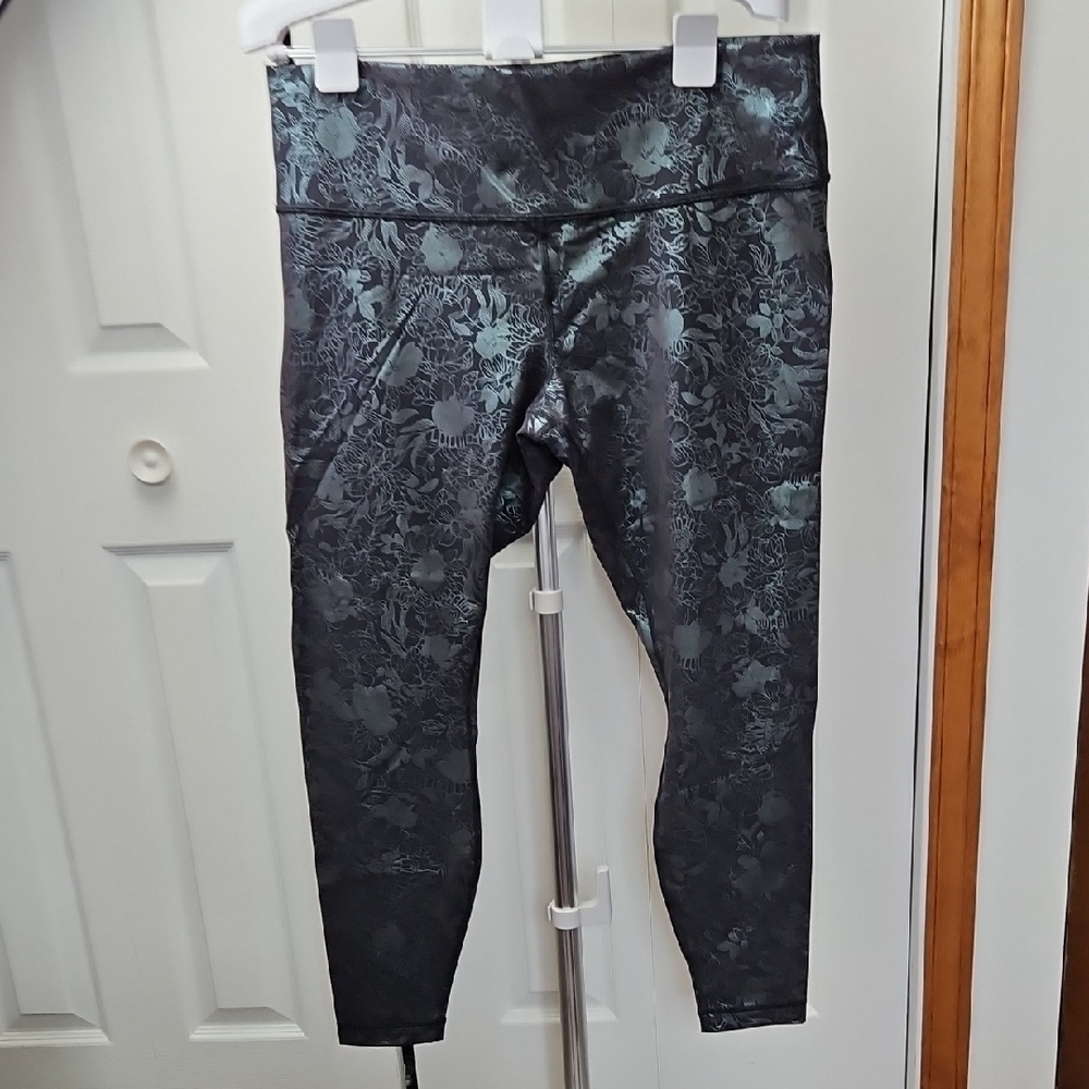 Women's Lululemon Size 18 Black Green Foil Flower Print Metallic